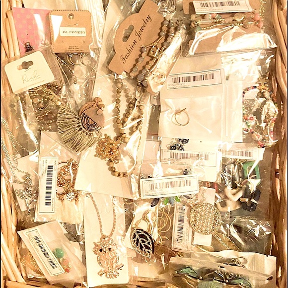 🌾MYSTERY SURPRISE 18 FOR $68 JEWELRY BUNDLE - Picture 5 of 16